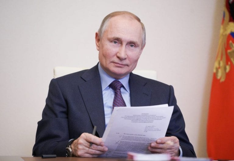 Putin anuncia que este martes se vacunará contra la covid-19
