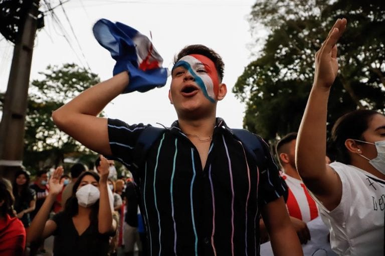 Paraguayos apuntan contra expresidente Cartes en tercera noche de protestas