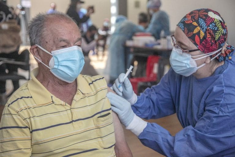 Vacunas llegan a los adultos mayores en Cuenca