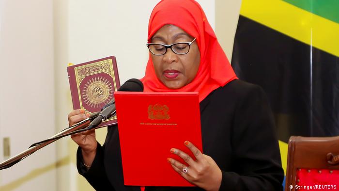 Suluhu se convierte en la primera mujer que jura como presidenta de Tanzania