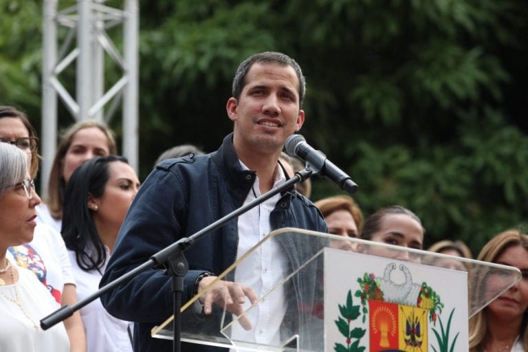 Guaidó acusa a Maduro de politizar el acceso a vacunas contra la covid-19