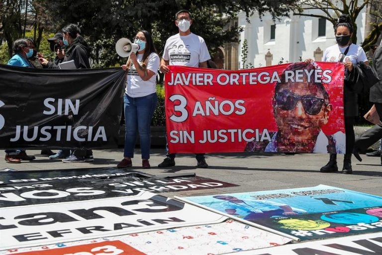 Familiares y colegas piden verdad y justicia para periodistas ecuatorianos asesinados hace tres años