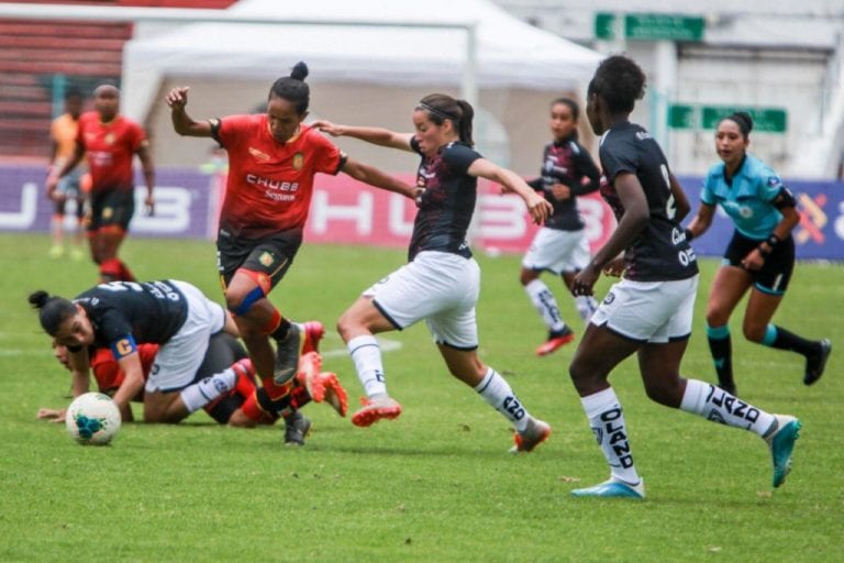 Las Leonas son sorprendidas en el Dia Nacional del Fútbol Femenino