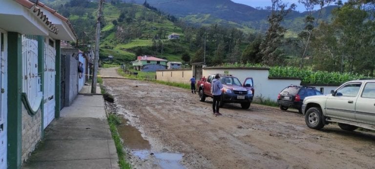 La creciente de una quebrada se llevó un tramo de la vía Girón-La Ramada-Nabón
