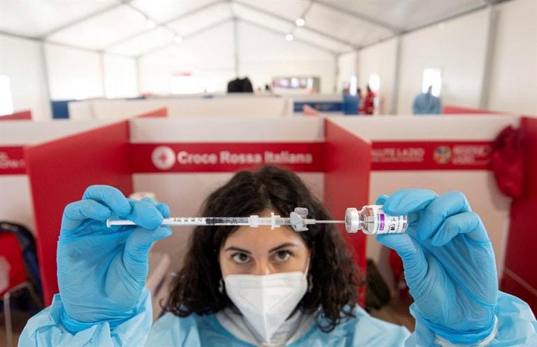 Seis países europeos suspenden temporalmente la vacunación con un lote de AstraZeneca