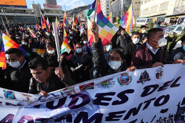 Tensión en Bolivia crece con miles de personas marchando a favor del Gobierno