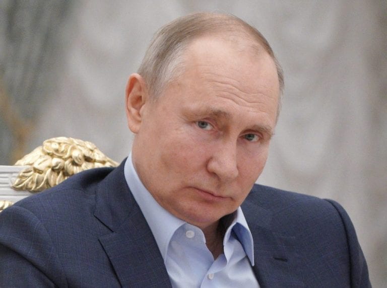 Putin se vacuna contra la covid-19 mientras los rusos siguen reticentes