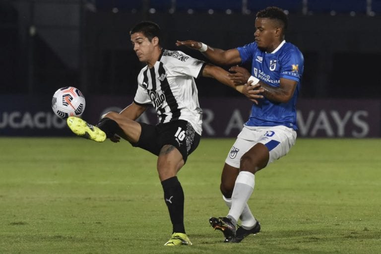 U Católica de Quito se eliminó de la Copa Libertadores tras empatar 2-2 con Libertad