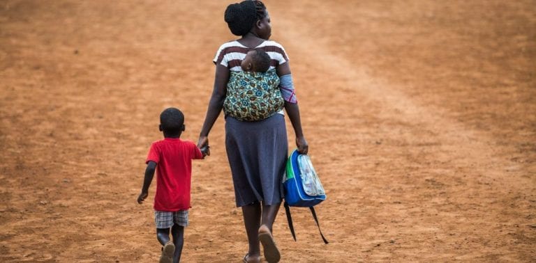 Madres africanas, 100 veces más de probabilidades de perder a un hijo