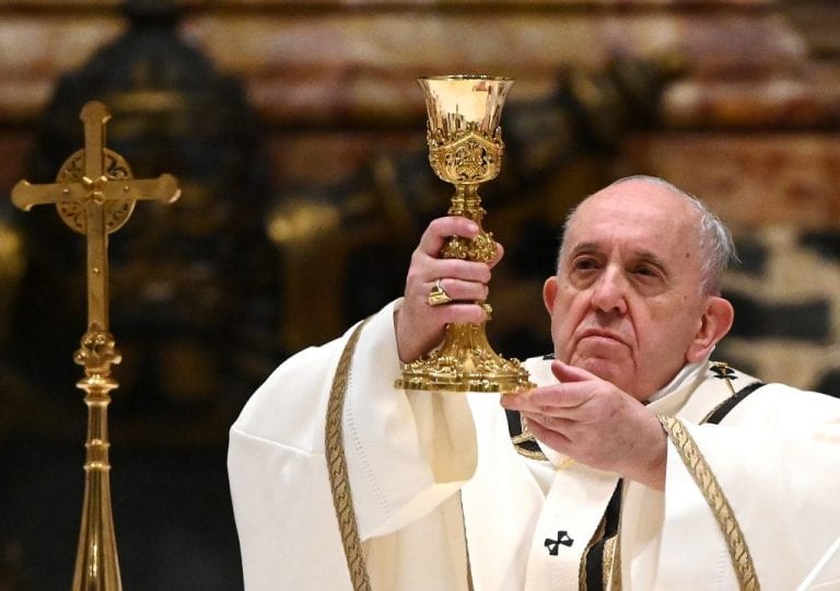 El papa pide a curas que no se escandalicen ante «controversias moralistas»