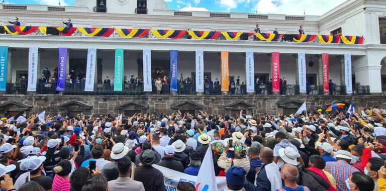 Multitud alienta al nuevo presidente de Ecuador a su entrada en Carondelet