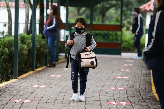 Ecuador reanuda plan piloto para vuelta a clases