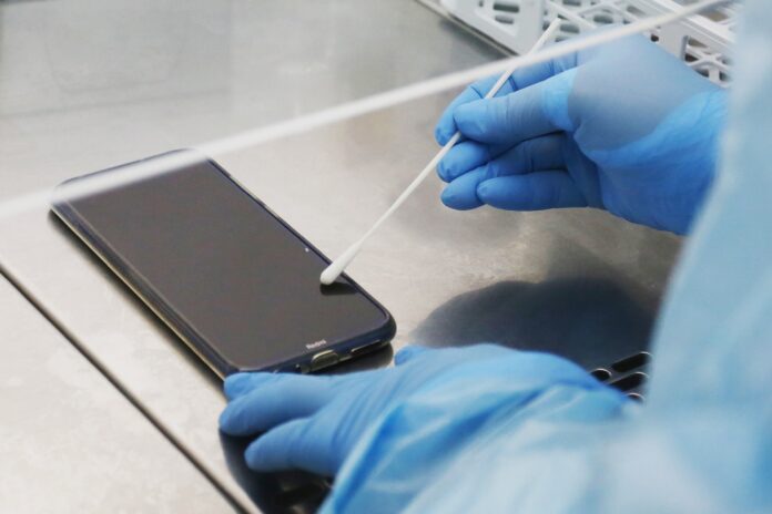 Hacer una PCR al celular, el original método chileno para frenar la covid