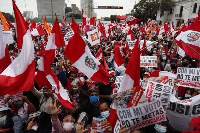 Seguidores de Keiko Fujimori se congregan en Lima para denunciar fraude electoral