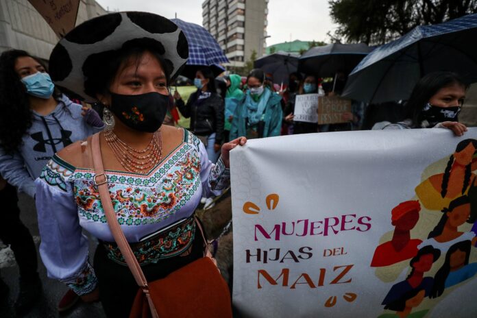 Ni la lluvia frenó impetú de marcha contra patriarcado y feminicidio en Ecuador