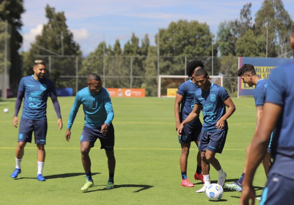 Seleccionados ecuatorianos entrenando días antes al compromiso con Brasil. @LaTri