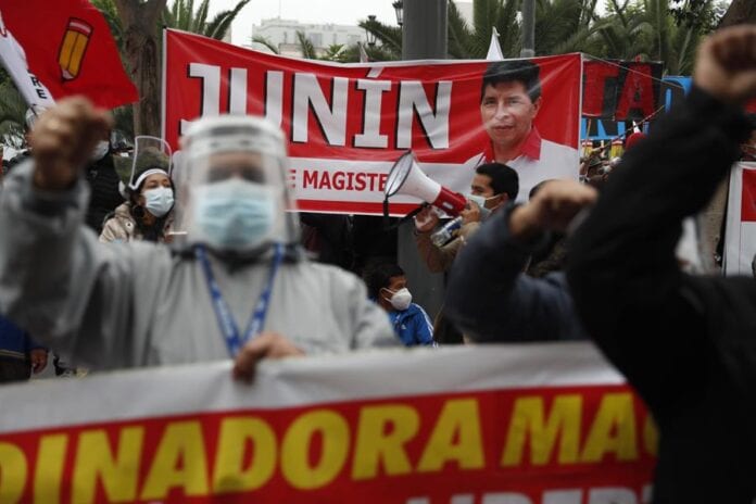Seguidores del candidato presidencial Pedro Castillo protestan hoy, frente al Jurado Nacional de Elecciones (JNE), en Lima (Perú). EFE