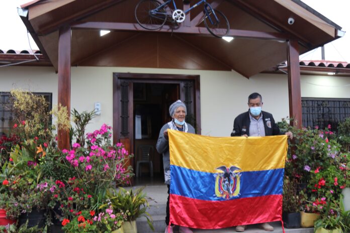 Familia de Richard Carapaz celebra la victoria en el ciclismo de ruta de Tokio 2020