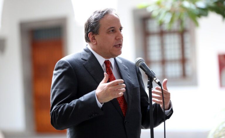 Ministro advierte de indicios de recuperación económica en Ecuador
