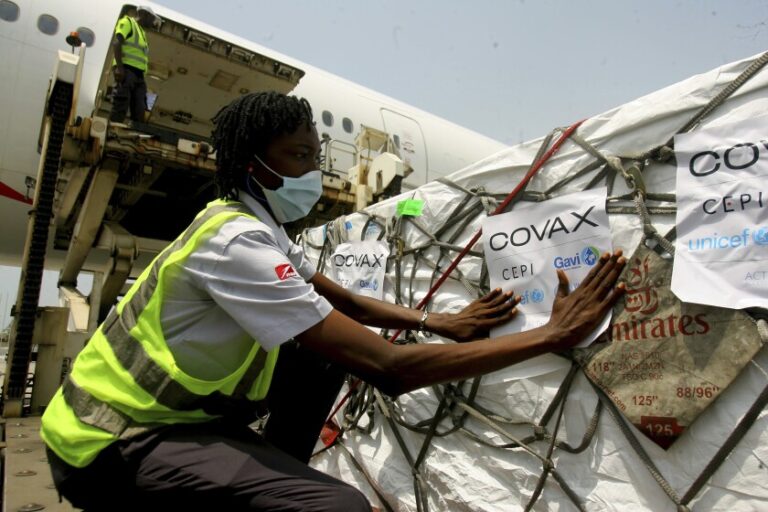 COVAX hace llegar a países más necesitados 1.000 millones de dosis de vacunas