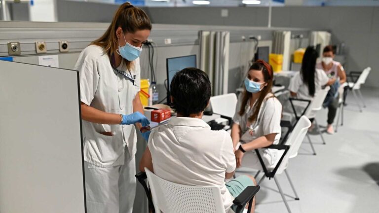Bajan los contagios por covid en España pero crece la presión hospitalaria