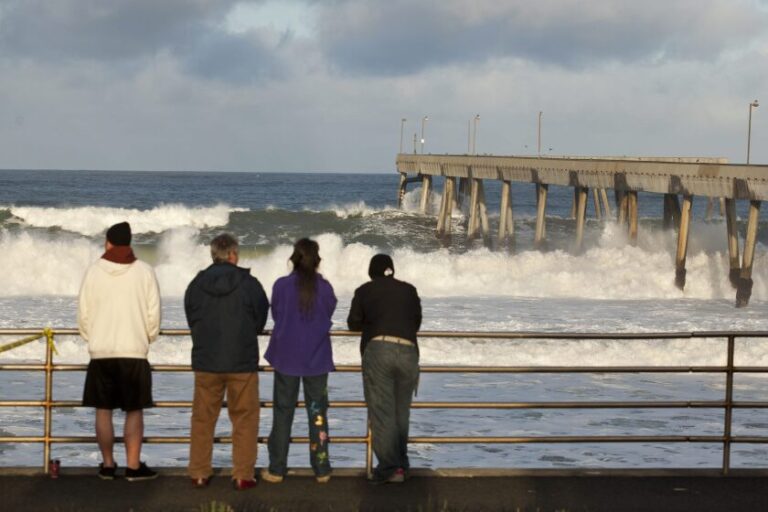 EE.UU. levanta su alerta de tsunami sin registrar daños graves en costa oeste