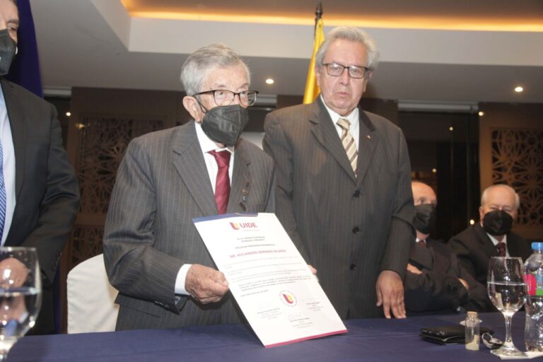 Alejandro Serrano Galarza recibe el título de «Profesor Honorario» de la UIDE