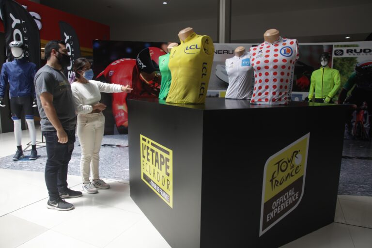 Maillots del Tour de Francia se exhiben en Cuenca