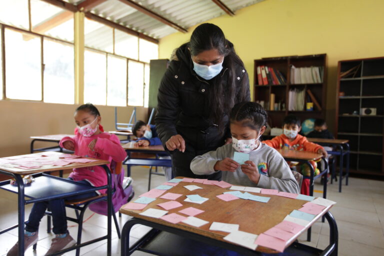 El primer día de clases presenciales en una escuela rural de Cuenca