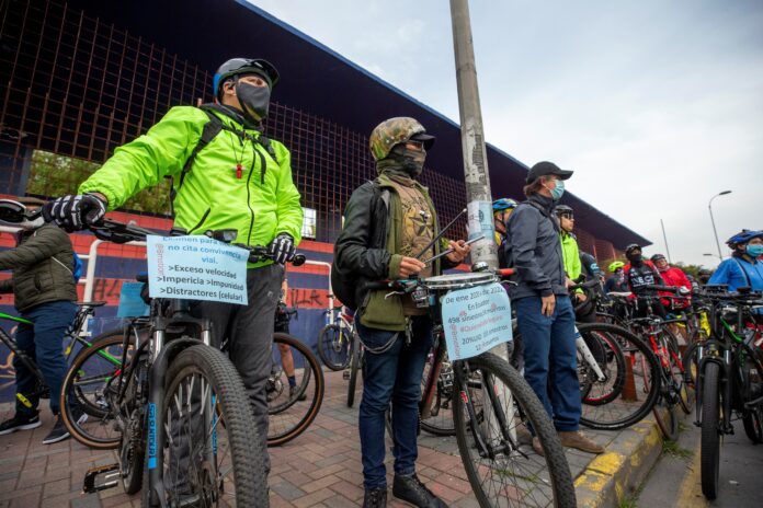 Manifestación en capital ecuatoriana exige mayor seguridad para ciclistas