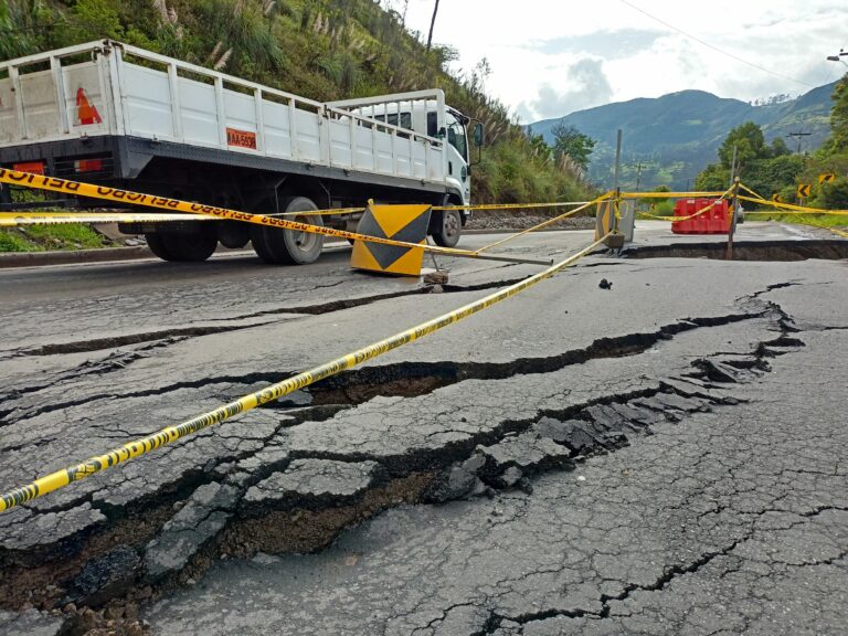 Inician los trabajos para reparar hundimiento en el km. 39 de la vía Cuenca-Girón-Pasaje