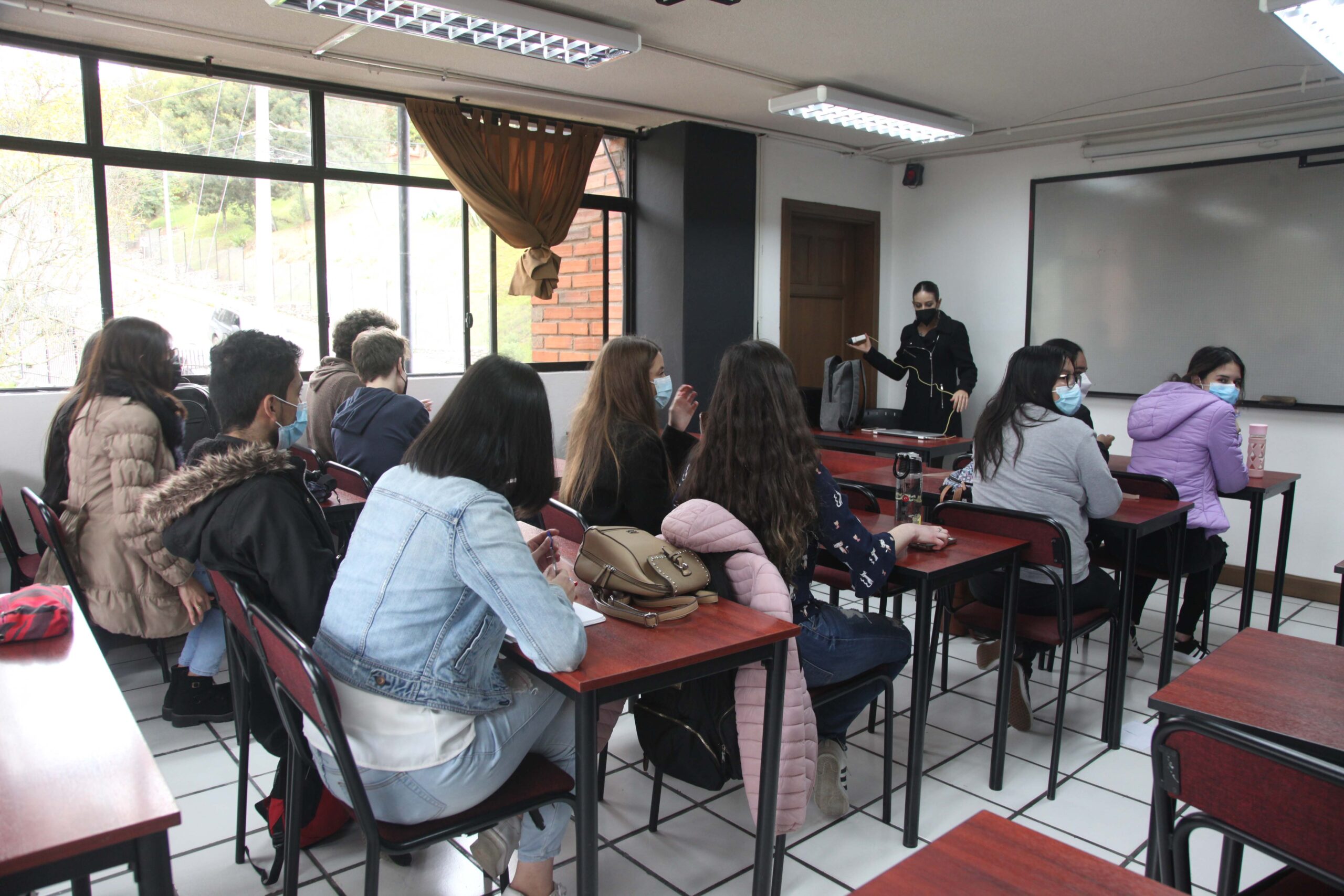 El Ministerio de Educación suspendió las clases presenciales en todo el Ecuador la tarde de este martes 9 de enero de 2024.