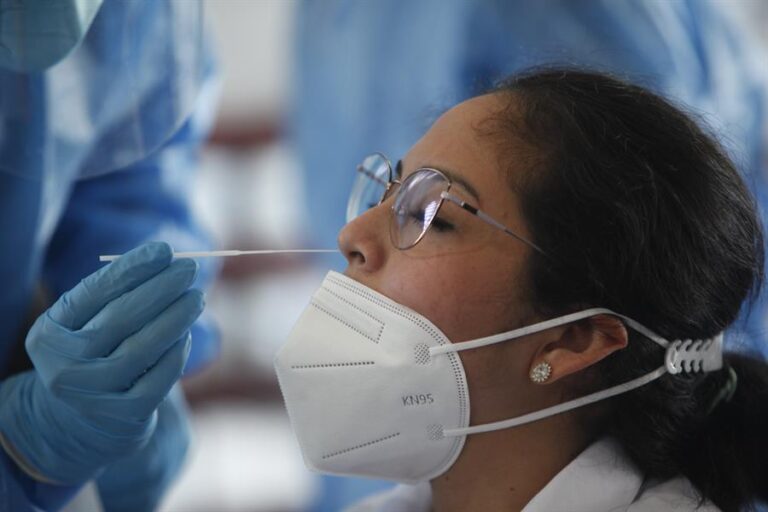 Mortalidad entre peruanos sin vacunas contra la covid-19 es tres veces mayor