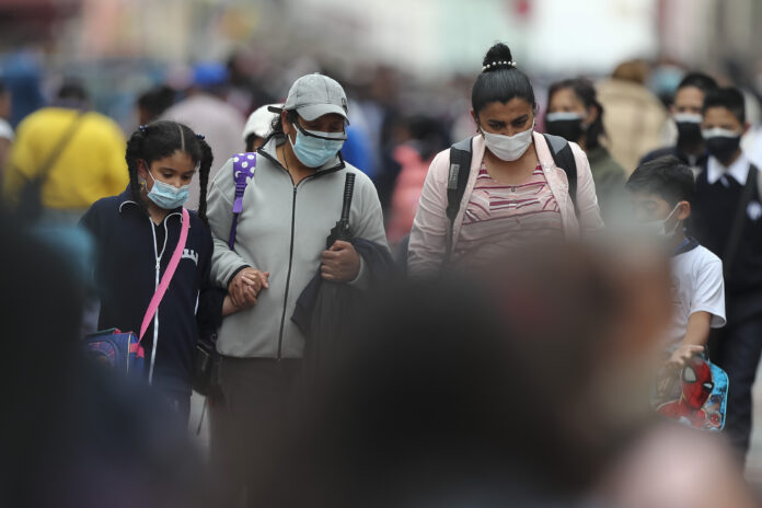 Temor y alivio en primer día de eliminación de mascarillas en Ecuador
