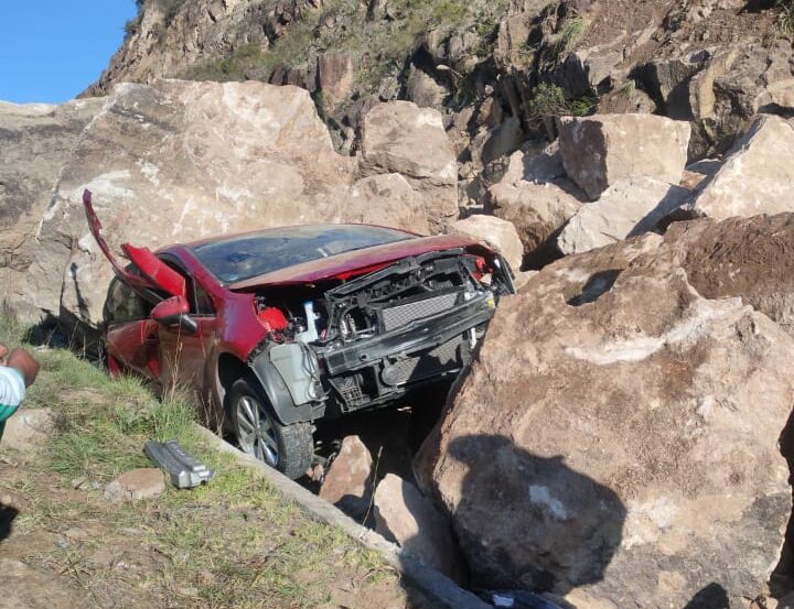 Gran deslizamiento de rocas bloquea la vía Cuenca-Loja, un vehículo fue aplastado