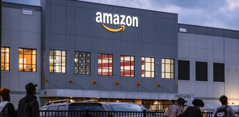 Amazon demanda a miles de grupos de Facebook por publicar reseñas falsas