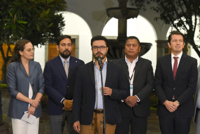 lasso-con-representantes-une- 1-8A 3 coles presidencia