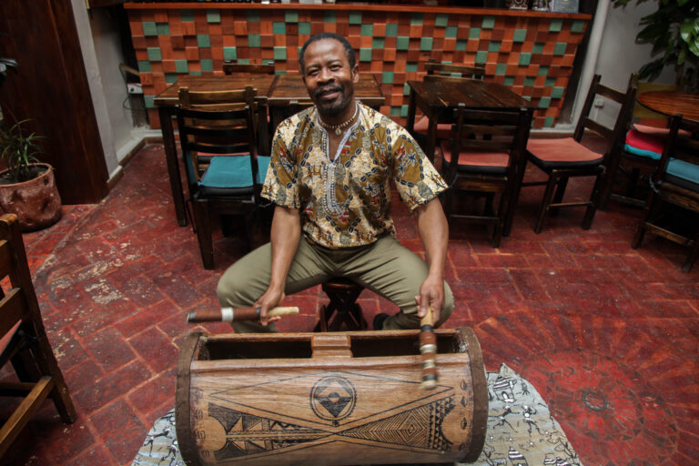 Gorsy Edú, el percusionista africano que estará en el Teatro Pumapungo