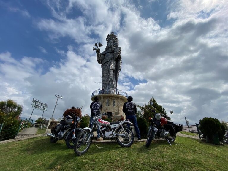 Club Biker difunde desde una motocicleta el patrimonio religioso y gastronómico de Azogues
