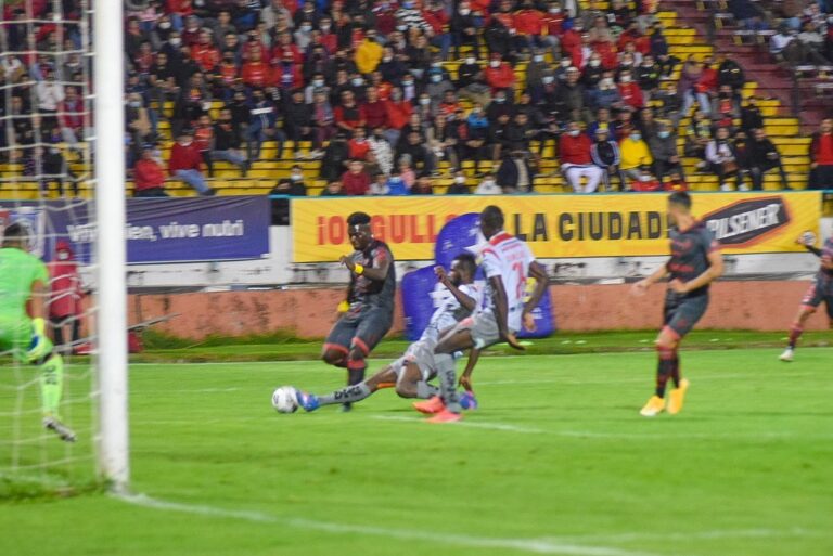 Jefferson Vernaza anota con Deportivo Cuenca su primer gol en la Serie A