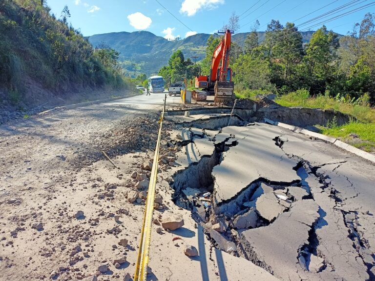 En punto crítico de la Cuenca-Girón-Pasaje habilitan un carril provisional
