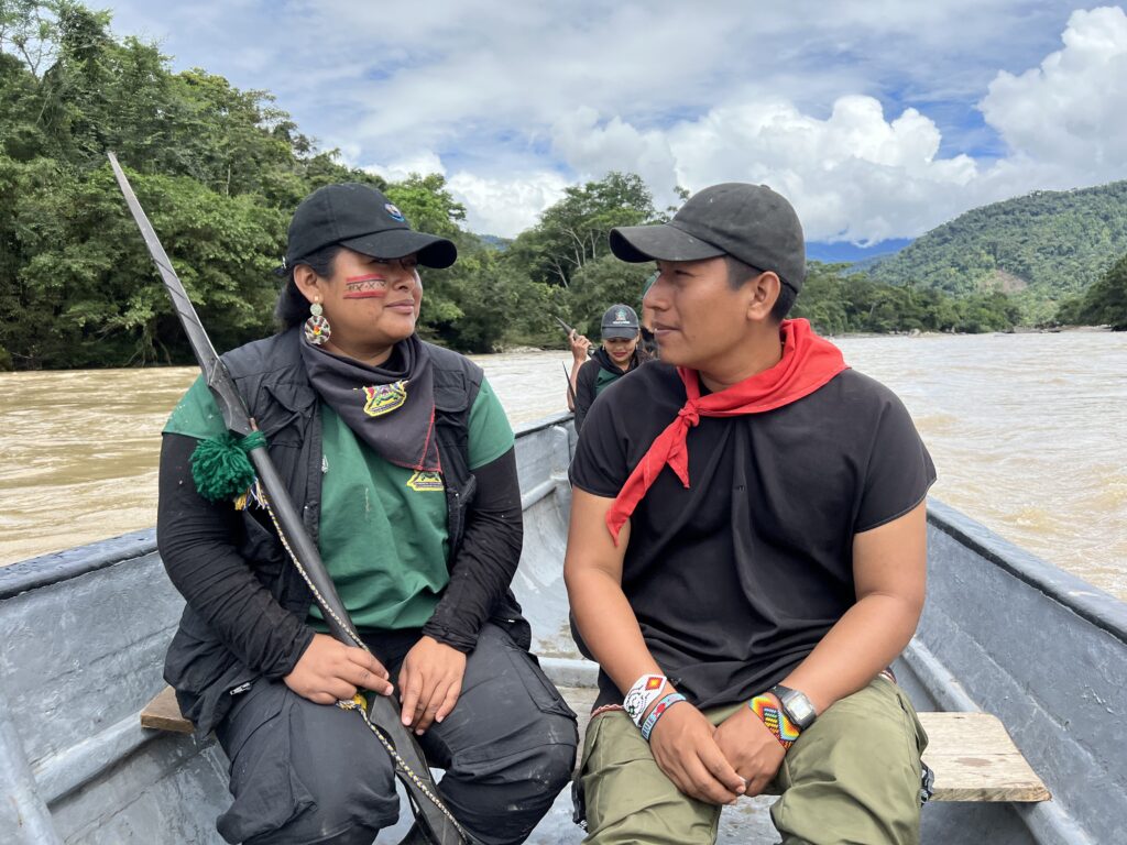 Dos indígenas de Ecuador ganan premio Goldman por expulsar a mineros de oro thumbnail