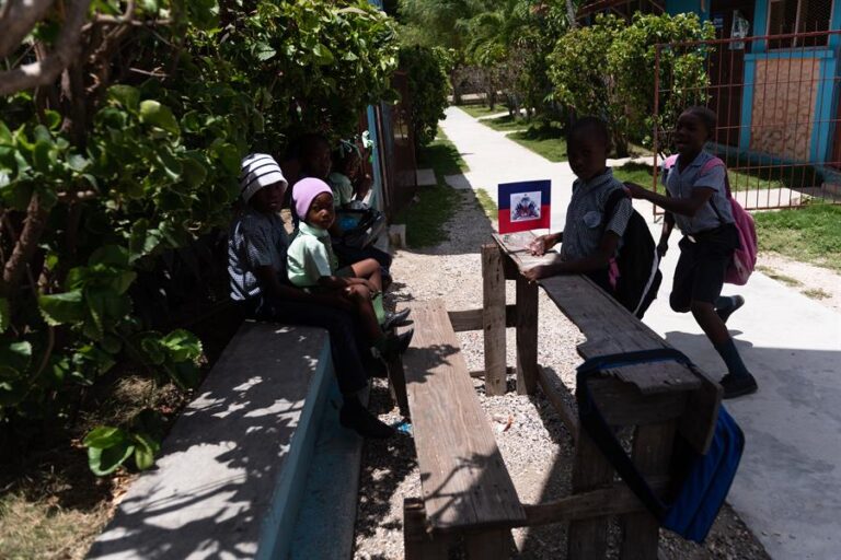 Miles de niños sin escuela por la guerra entre bandas en Haití