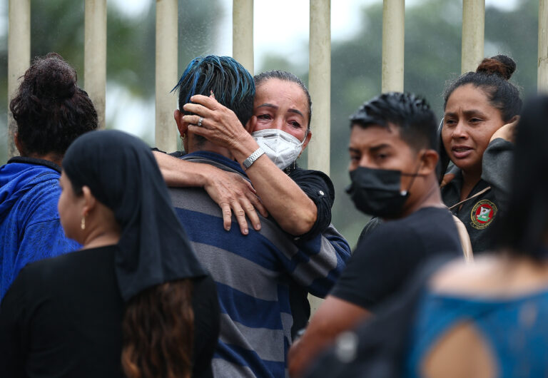 Identifican 21 cadáveres de los 44 de la última matanza en una cárcel Ecuador