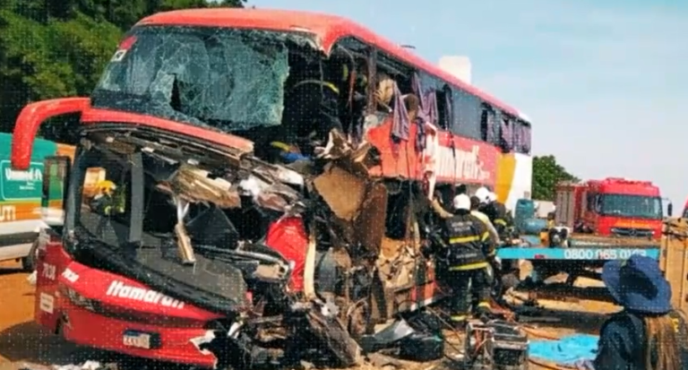 Doce muertos al chocar autobús con camión en carretera brasileña