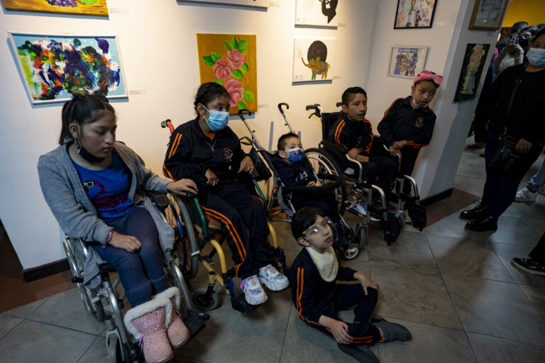 Niños y jóvenes con capacidades diferentes exponen por primera vez en el Museo Pumapungo