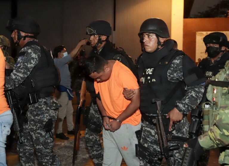 Trasladan a 153 presos de cárcel de Ecuador donde fueron asesinados 44 reos