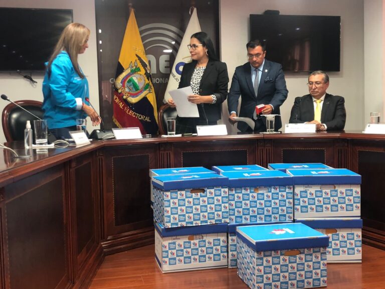 Movimiento político de Correa presenta 200.000 firmas con miras a elecciones