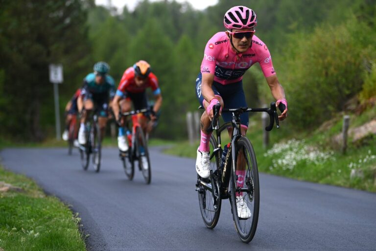 Carapaz cuida la maglia rosa; el colombiano Buitrago gana la etapa 17