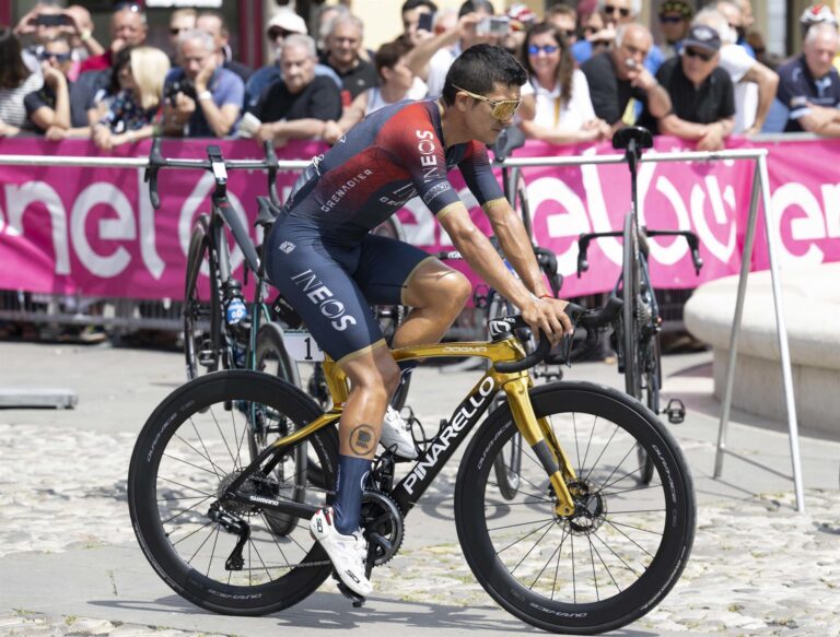 Carapaz asciende al segundo lugar del Giro tras bonificar en un sprint